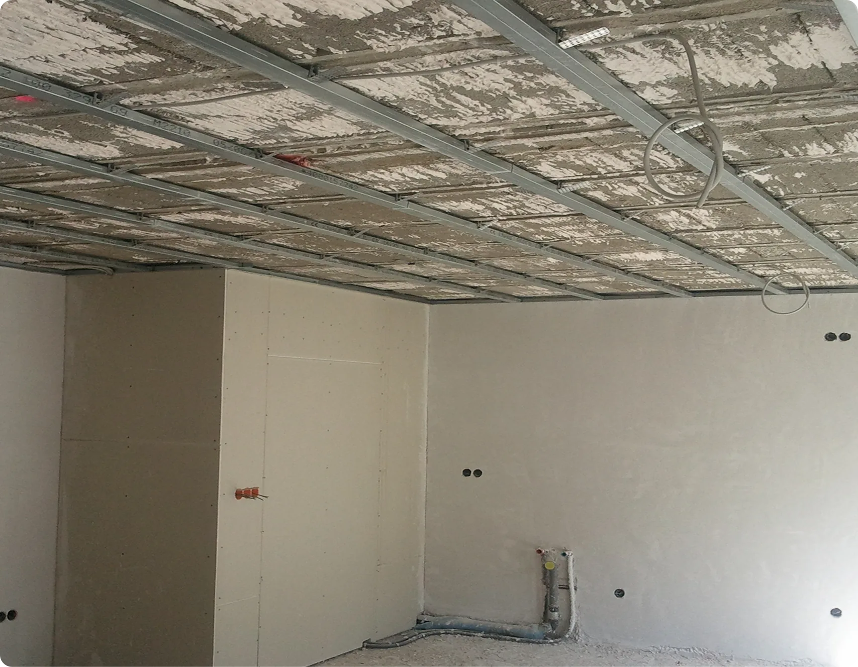 Trockenbau mit Gipskartonwänden und Unterkonstruktion für die Decke