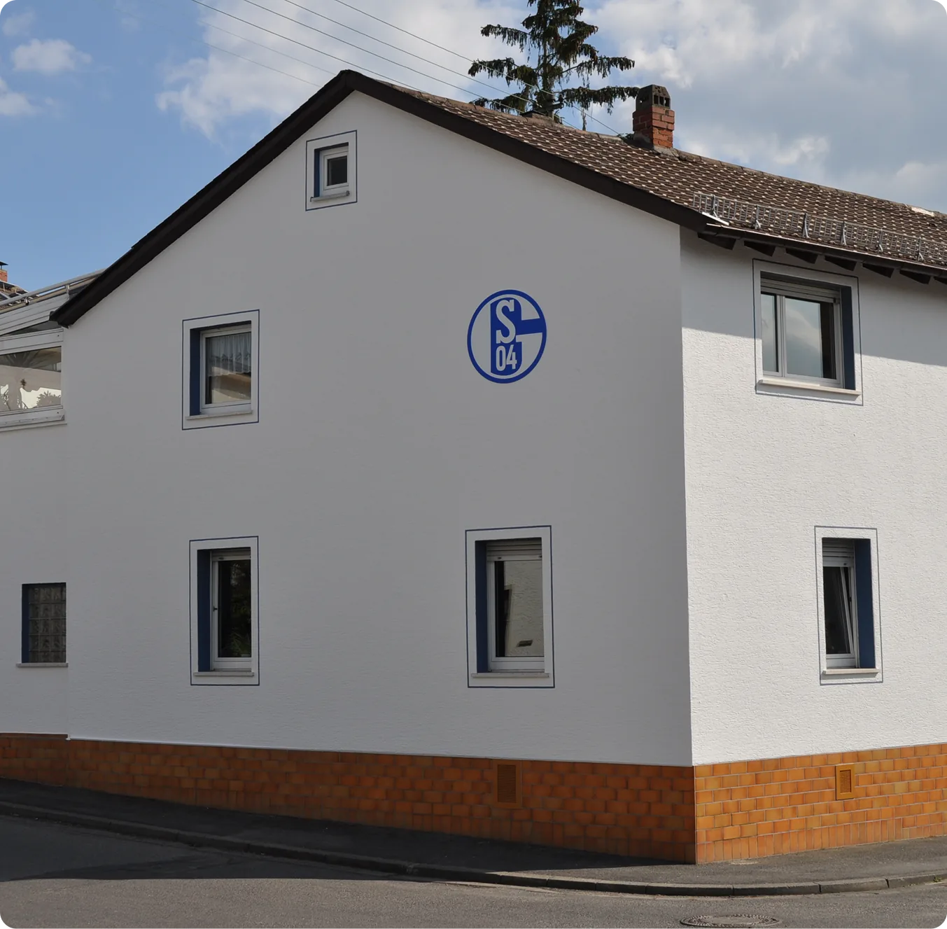 Nachher: Einfamilienhaus mit frisch gestrichener weißer Fassade