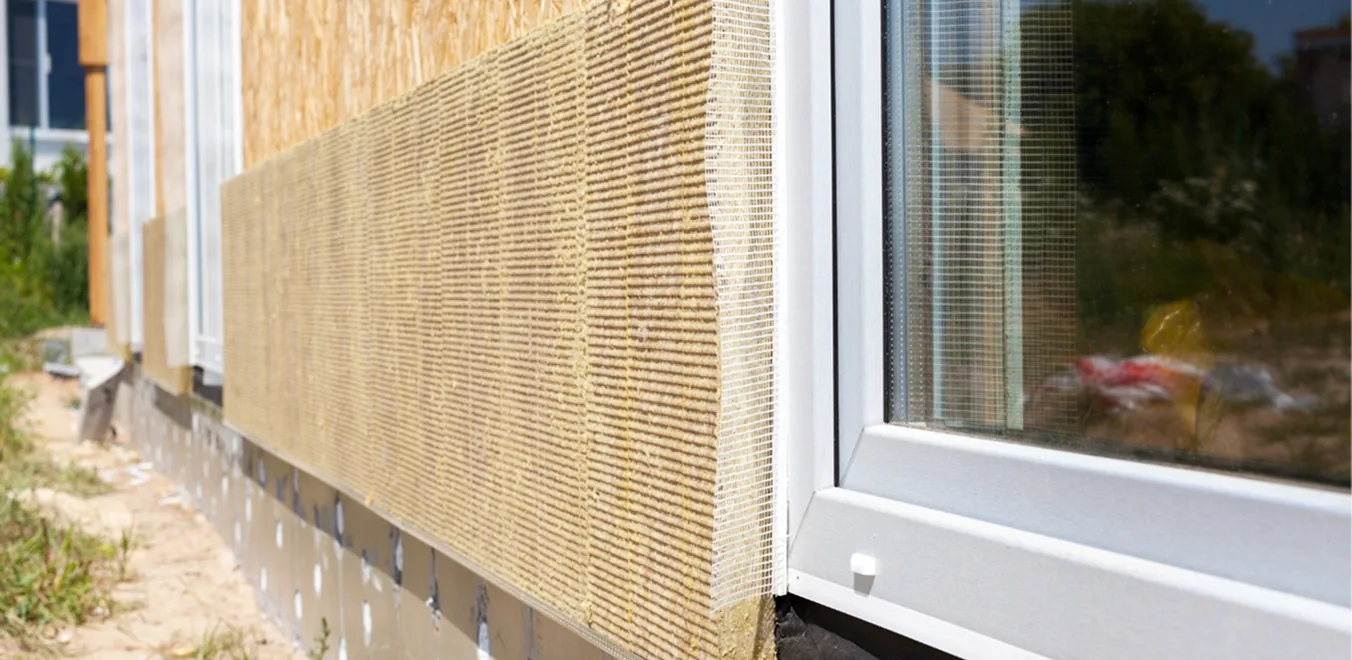 Mineralwolle Dämmplatten an einer Hauswand neben einem Fenster