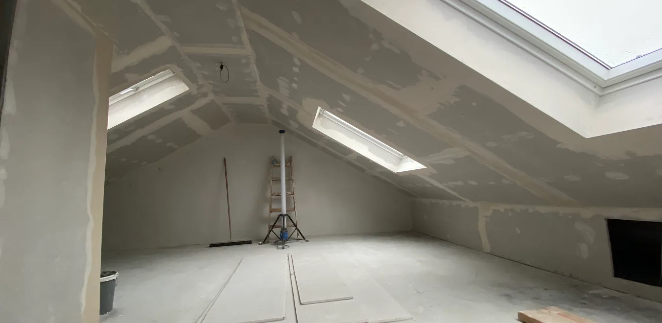 Dachgeschoss im Trockenbau mit Gipskartonplatten und Dachfenstern