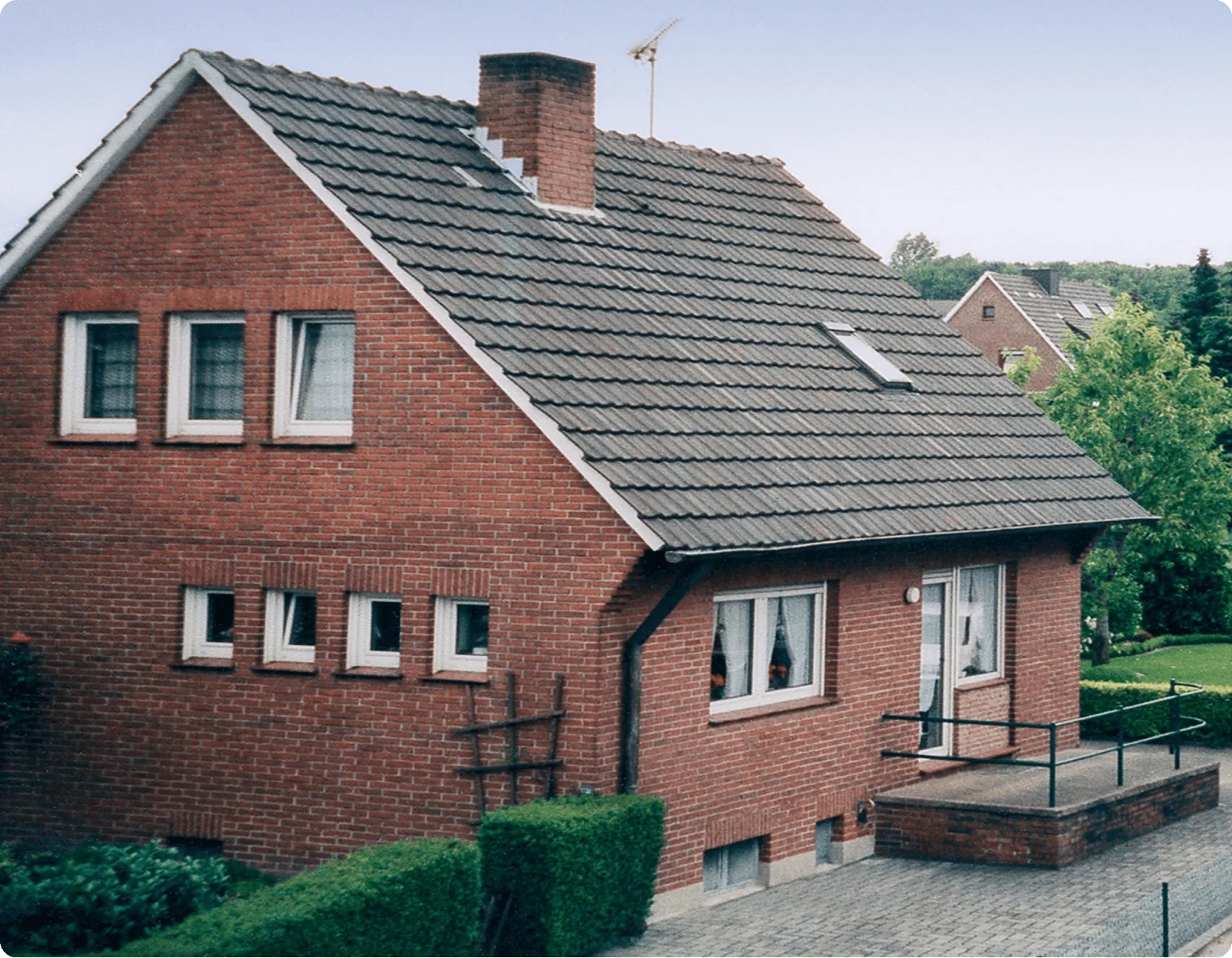 Vorher: Einfamilienhaus mit roter Klinkerfassade