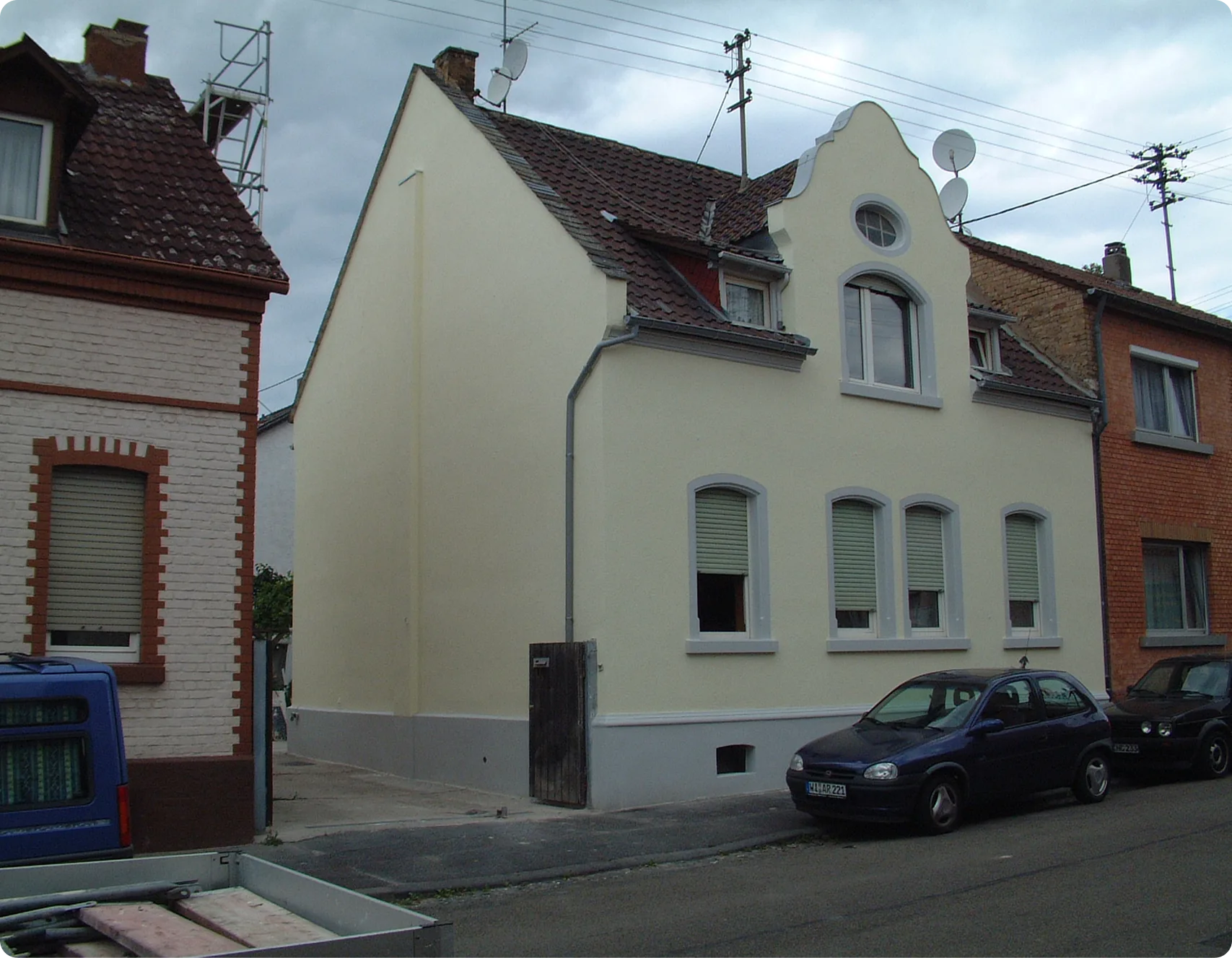 Nachher: Wohnhaus mit frisch gestrichener heller Fassade