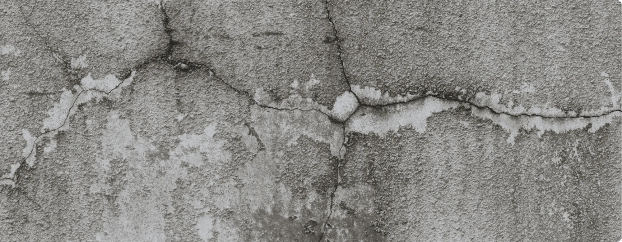 Rissige, abplatzende Betonoberfläche als Schadensbild für die Betonsanierung