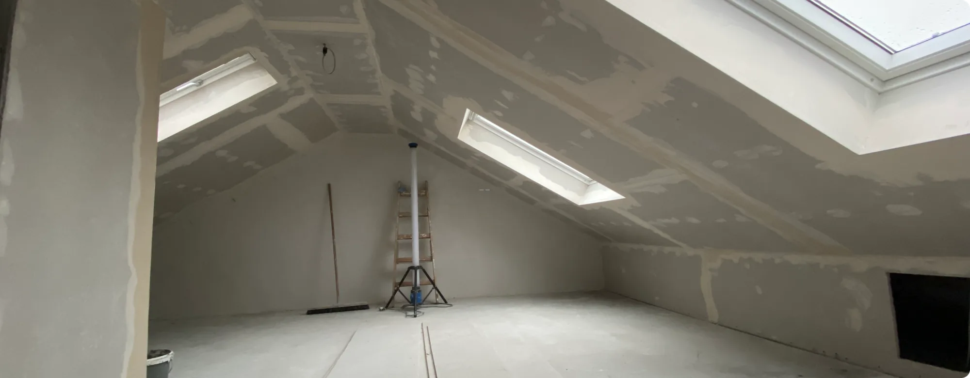 Ausgebautes Dachgeschoss mit Gipskartonplatten und Dachfenstern