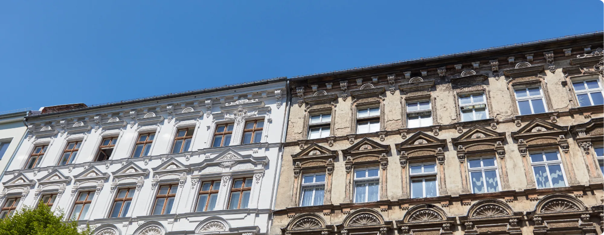 Altbaufassaden mit Stuck, links saniert und weiß, rechts unsaniert