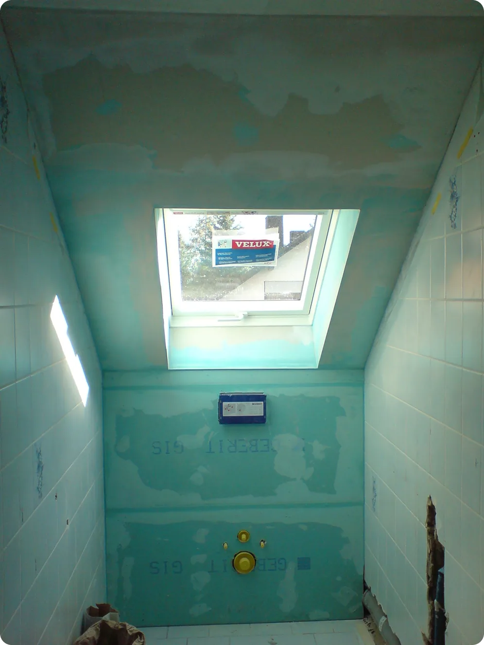 Bad im Dachgeschoss mit Trockenbau, Dachfenster und Vorwandinstallation