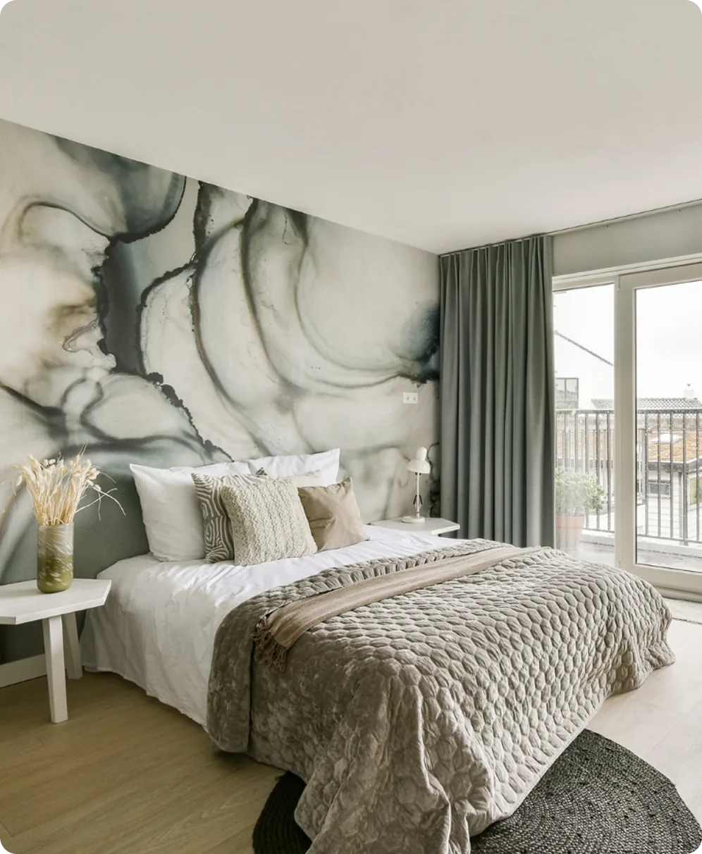 Schlafzimmer mit großformatiger Fototapete in Marmoroptik