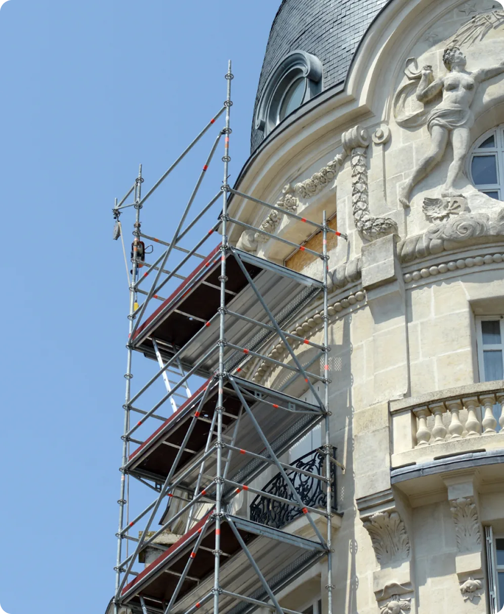Gerüst an einer historischen Altbaufassade mit Stuckfiguren