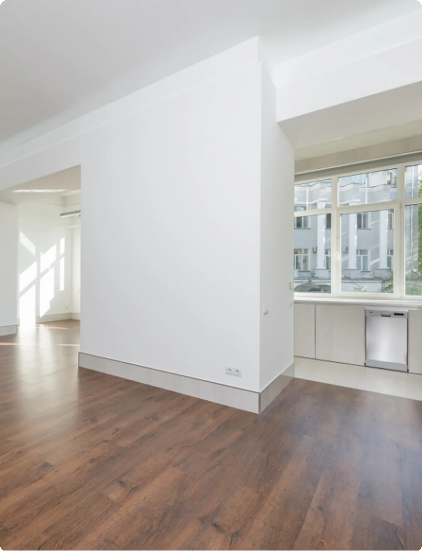 Heller Raum mit dunklem Laminatboden in Holzoptik