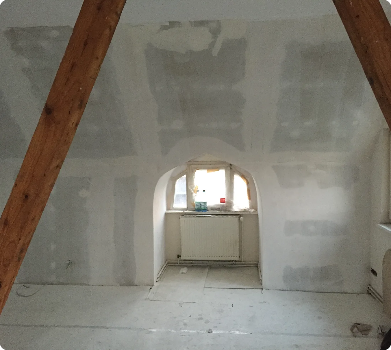 Spitzboden mit Gipskartonverkleidung, Holzbalken und Gaubenfenster