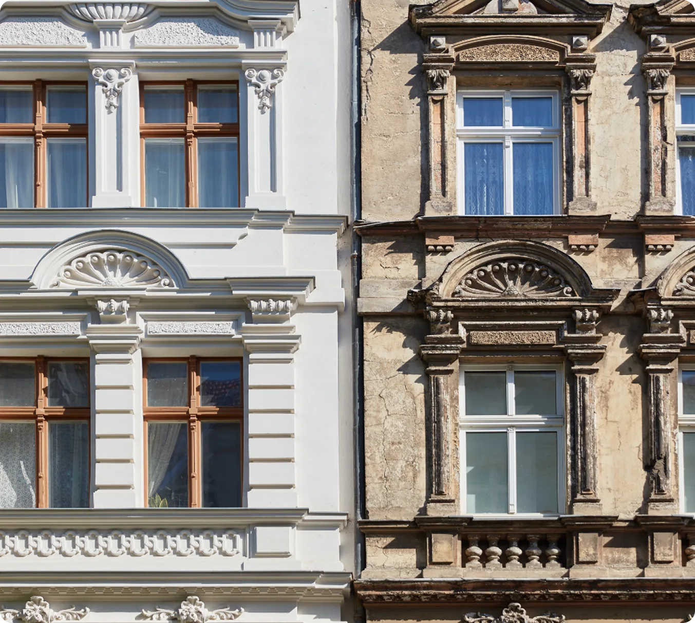Altbaufassade mit Stuckfenstern, links saniert, rechts verwittert